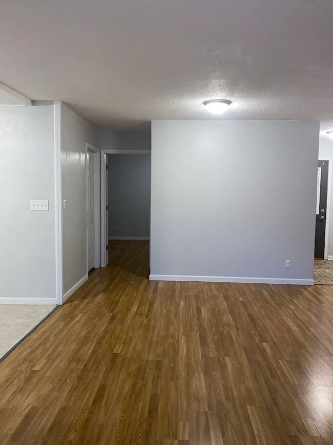 Building Photo - ~ FALL FEELS (And DEALS!) ~ 2 Bedroom, 1 bathroom West Side Apartment For Rent