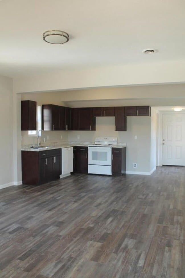 Foto del edificio - Modern Elegance Meets Comfort – Fully Remodeled 4BR/2BA Dream Home!