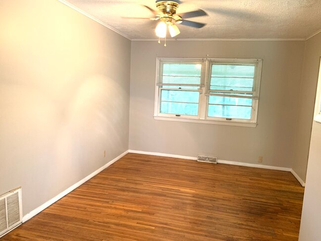 Building Photo - 1130 Oakwood Dr