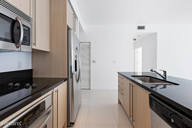 Building Photo - 2 br, 2 bath Condo - 1111 SW 1st Ave  2 ba...