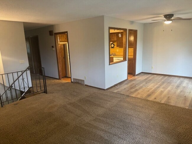 Foto del edificio - Updated 3 bed overlooking Pond. Available ...