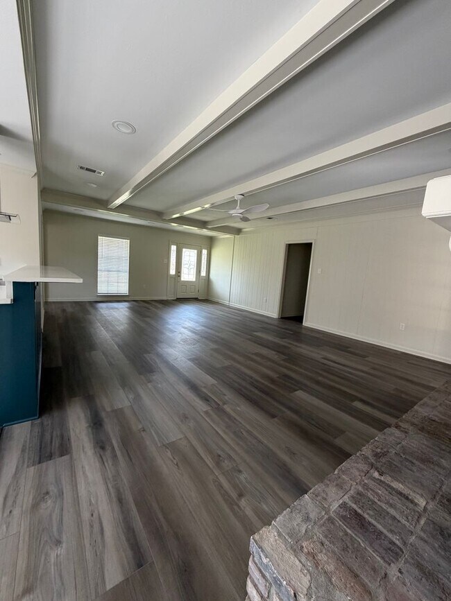 Building Photo - Oak Hills area 3br/2.5 ba house