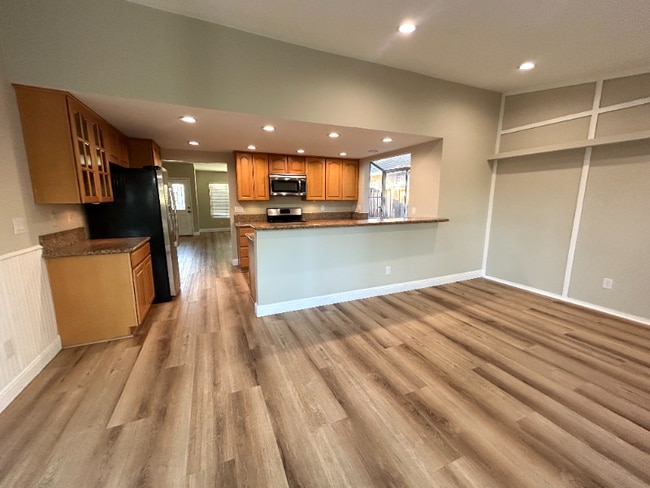 Building Photo - 1742 Oakview Way