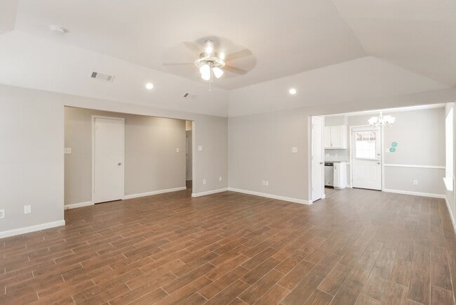 Building Photo - 2601 Valley View Dr