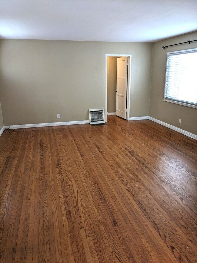 Foto del edificio - 125 Nieto Avenue