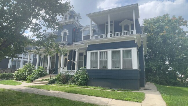 Building Photo - Historic, Upstairs One Bedroom Apartment