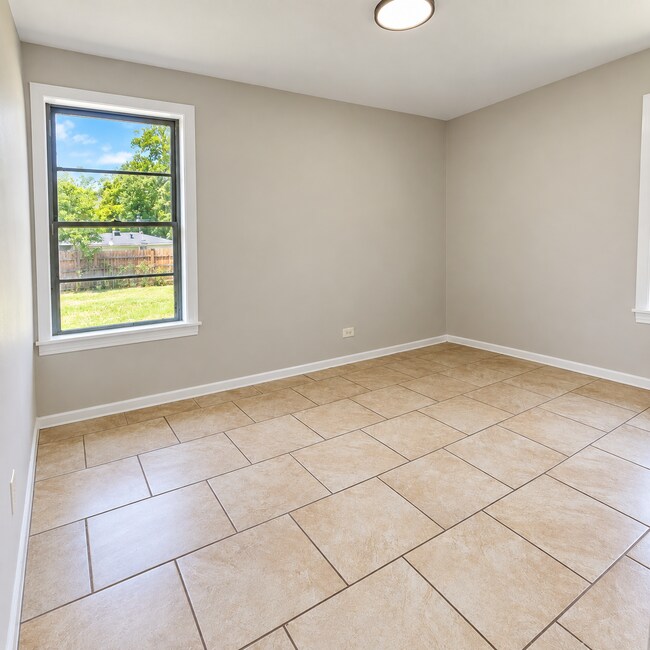 Building Photo - 207 Rosewood Dr