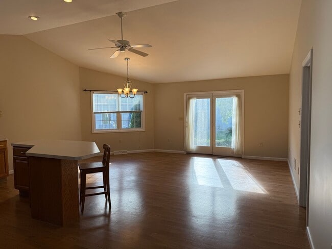 Building Photo - 2 Bedroom 2 Bathroom Townhome In Warwick T...