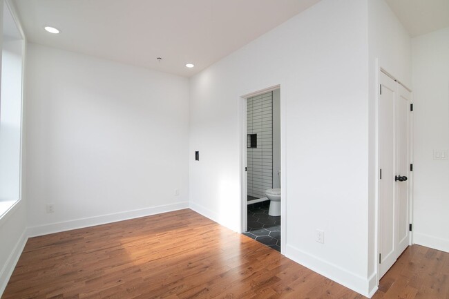Building Photo - 3035 W Diamond St