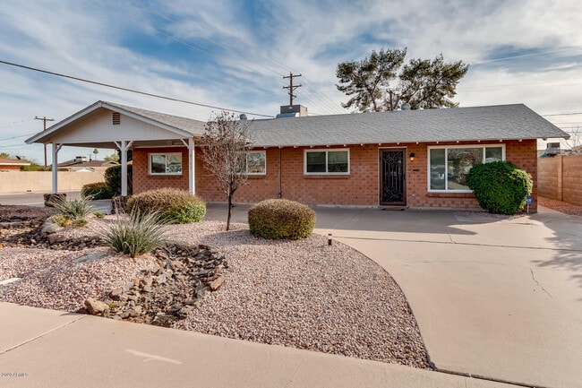 Building Photo - 8143 E Clarendon Ave