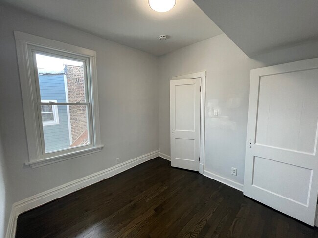 Fotografía del edificio - 4737 N Maplewood Ave