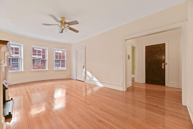 Living Room - 210 N Oak Park Ave