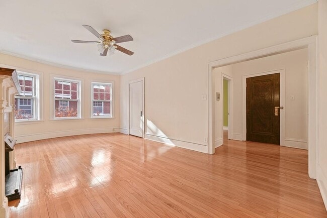 Living Room - 210 N Oak Park Ave