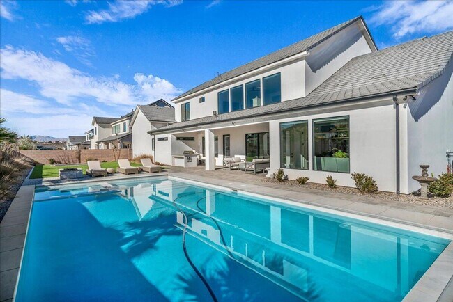 Foto del edificio - Beautiful 6-Bedroom, 5-Bathroom Home for R...