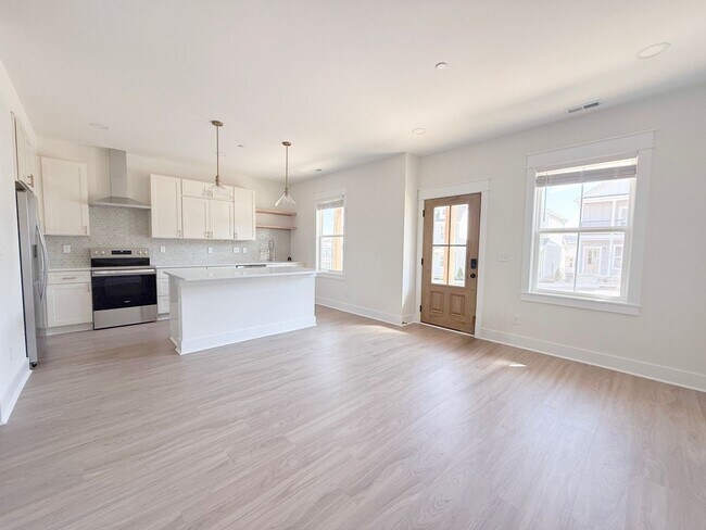 Foto del edificio - Crofton Style | Spacious 4-Bedroom Highbury Home with Pool and Pickleball Court