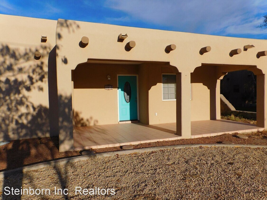2 br, 1.5 bath House 2915 La Mesilla Circle House Rental in Las
