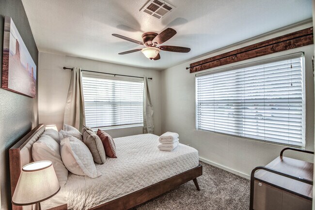 Foto del edificio - 2 Bd 2 Ba + Guest House with Fully Furnish...