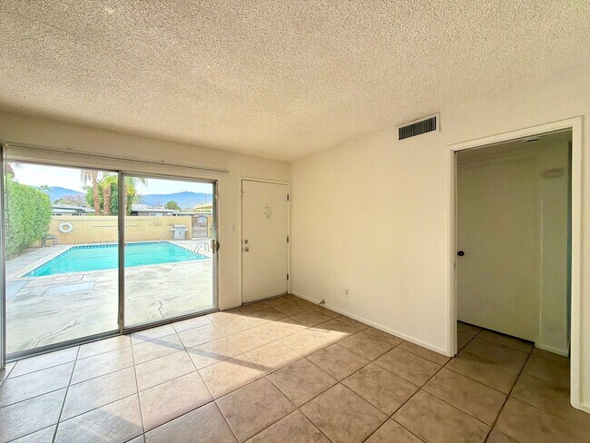 Foto del edificio - AVAILABLE NOW!! 2 Bedroom 1 Bath Apartment in Palm Desert! ****MOVE IN SPECIAL - 50% OFF ONE MONT...