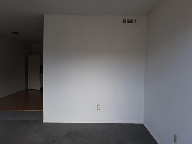 Building Photo - 610 E Poplar St