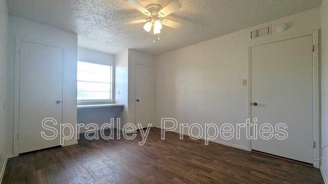 Building Photo - 1814B Azalea Dr