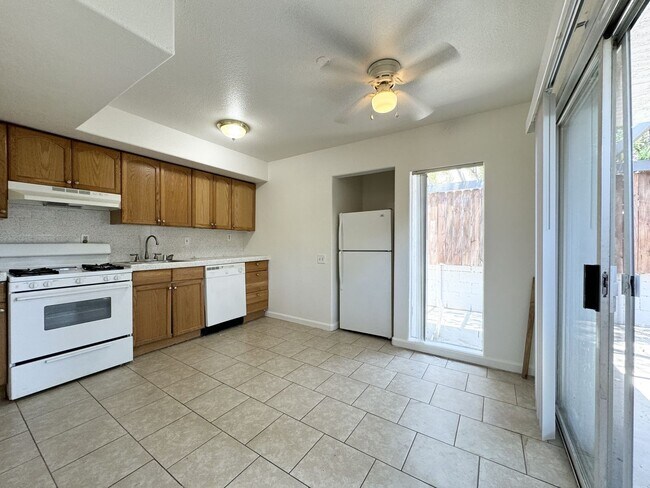 Building Photo - 44700 Las Palmas Ave