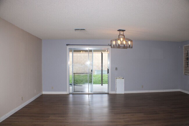 Foto del edificio - Stylish 3-Bedroom Home with Spacious Backyard & Modern Comforts