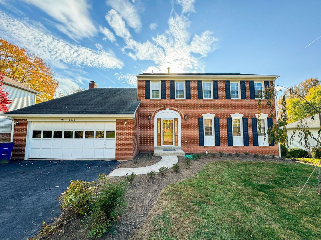 Foto principal - Gorgeous 4 Bed 3.5 Bath Brick Home With La...