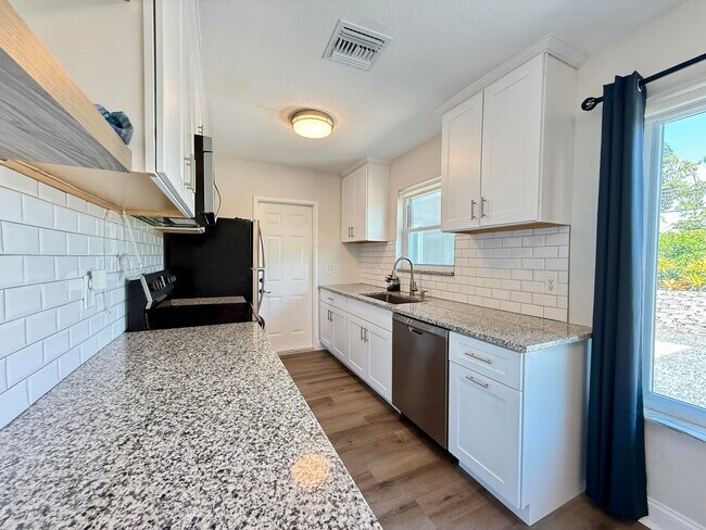 Building Photo - 1615 Crest Dr