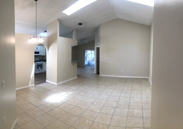 Building Photo - 4/2 beautifully remodeled home in Clermont!