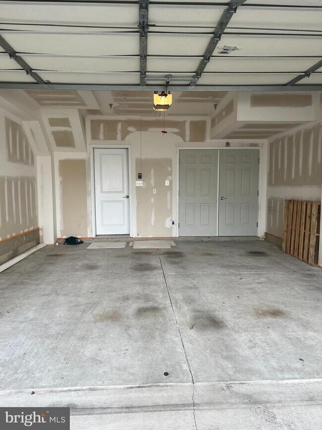 Building Photo - 77 Linden Pl