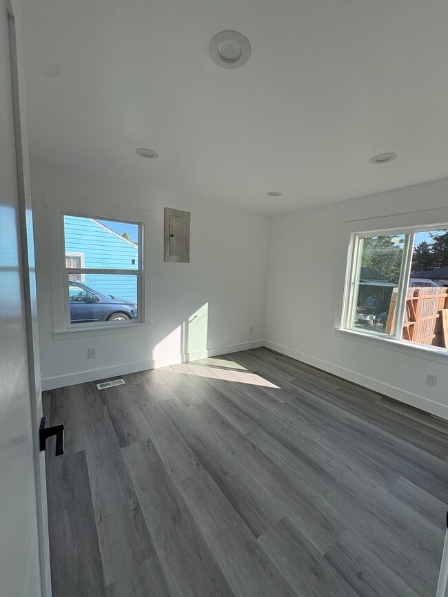 Room 1 with closet - 1435 S 128th St