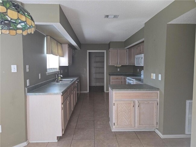 Building Photo - 1701 Rivertree Ct