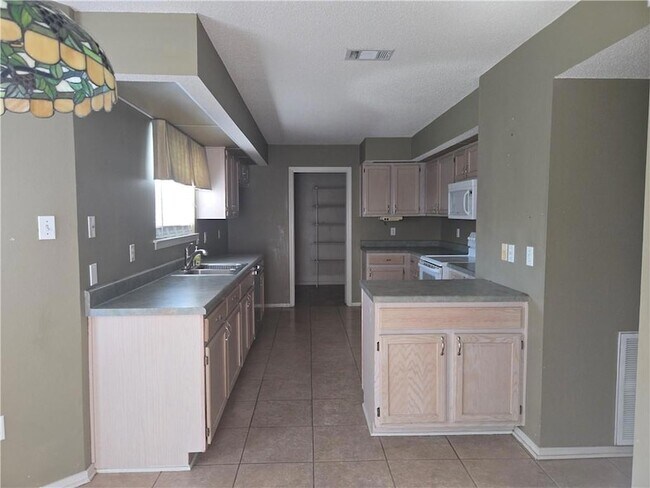 Foto del edificio - 1701 Rivertree Ct