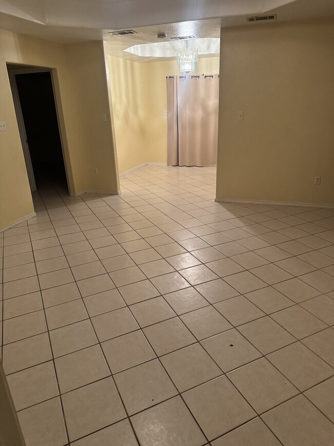 Building Photo - 25 Camino Bronce