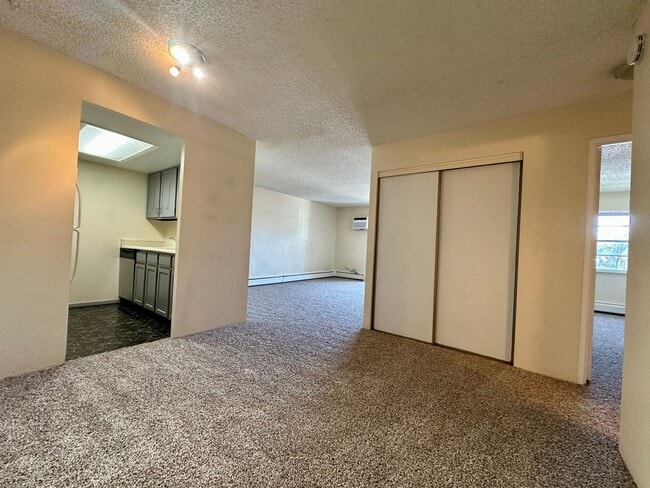 Building Photo - Nice 1 Bedroom 1 Bathroom Condo in Golden with Pool!! Available Mid December!!