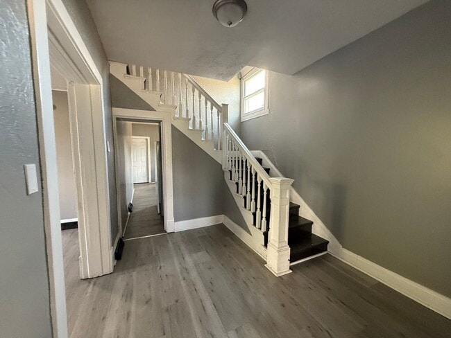 Building Photo - 3 bedroom home in College Hill