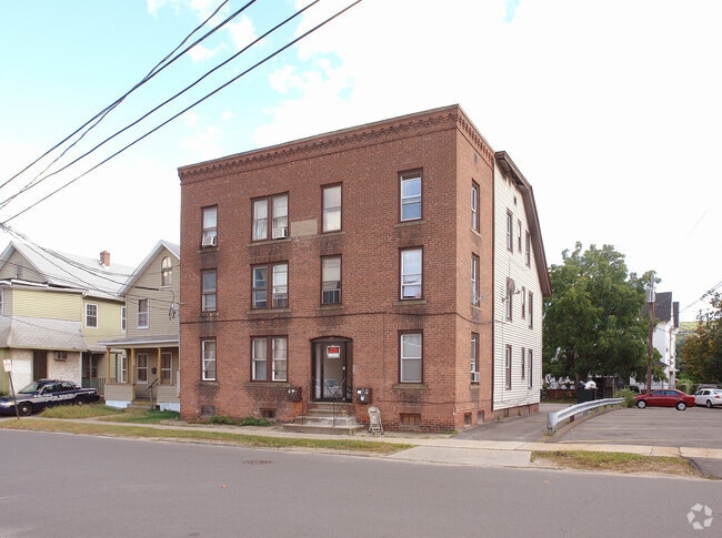 Building Photo - 83 Meadow St