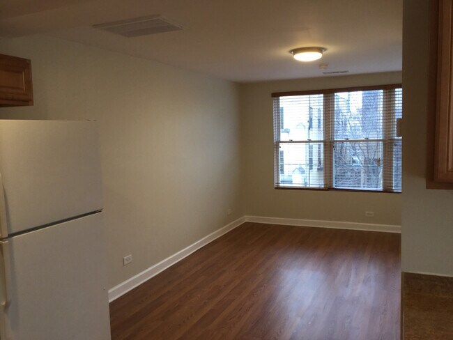 Living Room - 1356 W Erie St