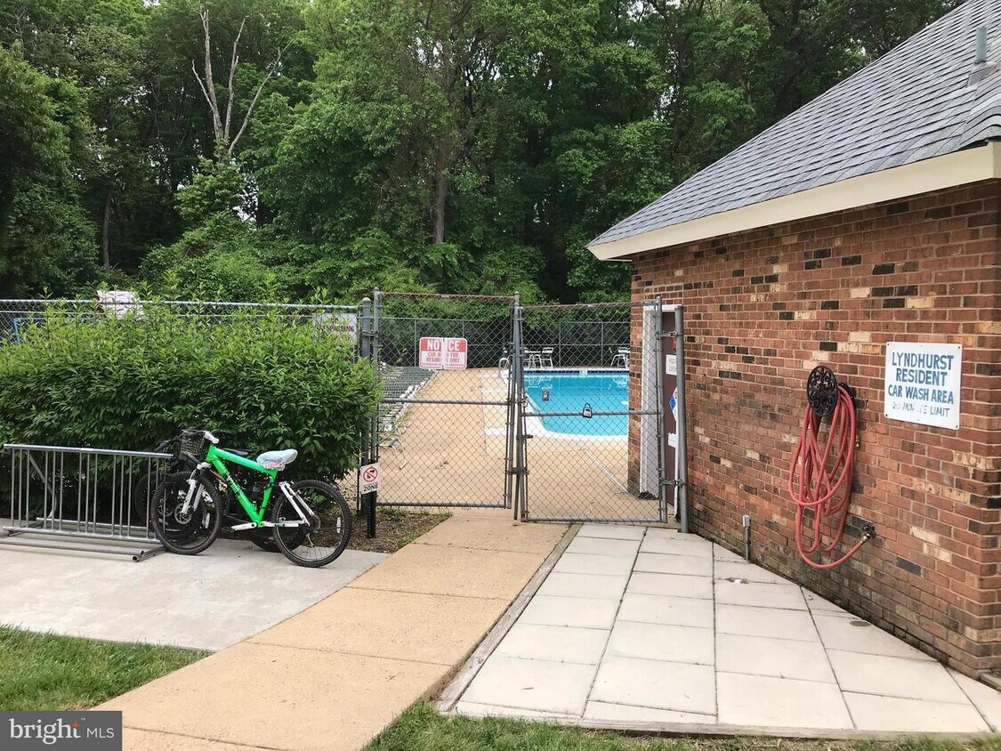 Primary Photo - 3901 Lyndhurst Dr