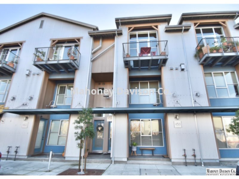 Primary Photo - Immaculate 2 bdrm/2.5 ba townhome with vie...