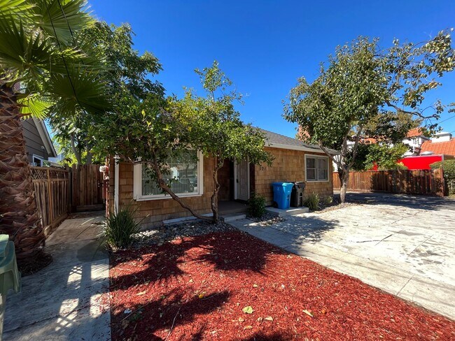 Foto del edificio - Great Student Housing.  3bd (Has been converted to 4 bedroom in past) 3bath house a block and a h...