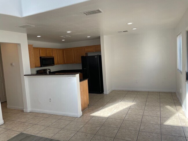 Building Photo - Cozy 3 Bedroom Home With Huge Bark Yard
