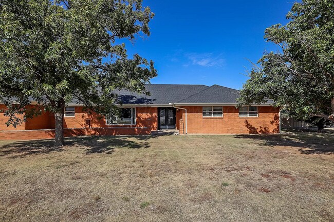 Building Photo - In Ground Pool!