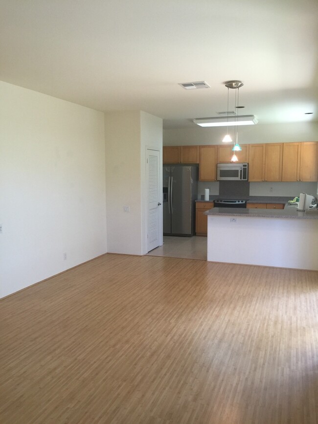 Building Photo - Large 3 bedroom 2.5 bath home in a Great G...