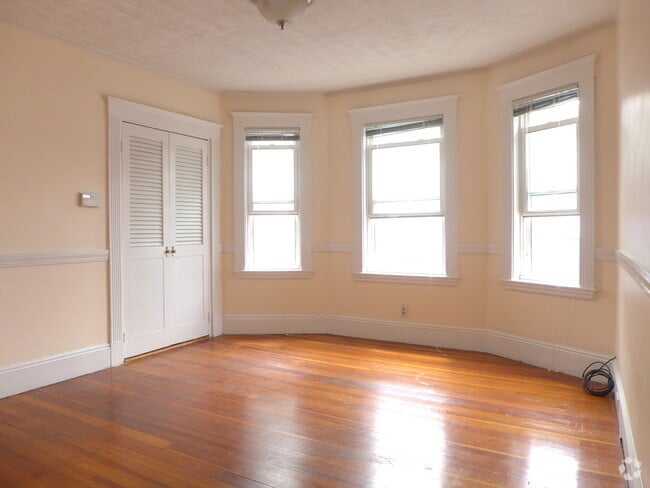 Building Photo - 52 Oak Square Ave