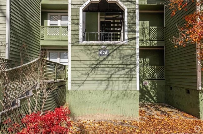 Building Photo - 978 Stewarts Creek Dr