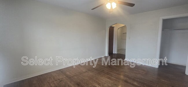 Building Photo - 1033 Edgewater Ave