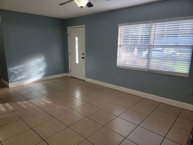 Building Photo - 3738 S Apopka Ave