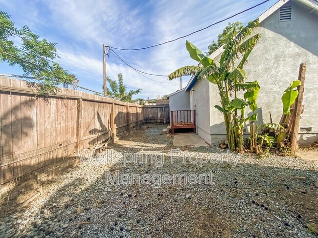 Building Photo - 117 S Fresno Ave