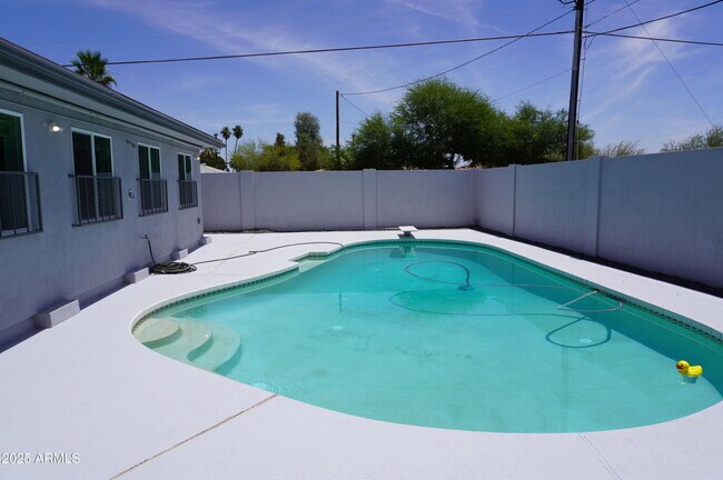 Foto del edificio - 8355 E Palm Ln